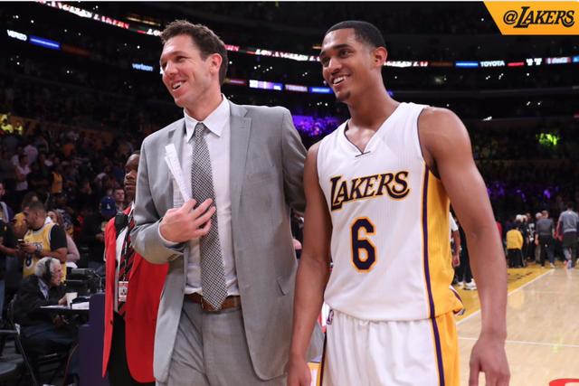 球迷高呼M 球迷高呼M